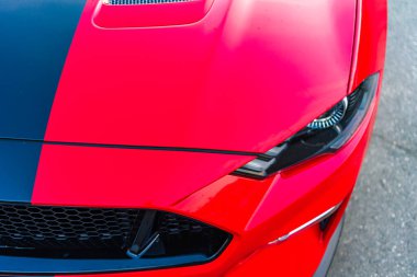 Modern arabanın yakın fotoğrafı, farların ayrıntıları. Projektör LED modern lüks teknoloji ve otomobil ayrıntıları.