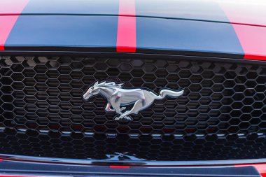 Modern araba Ford Mustang GT 'nin detayları. Araba logosu modern lüks teknoloji ve oto tamircisi. Bükreş, Romanya, 2020.