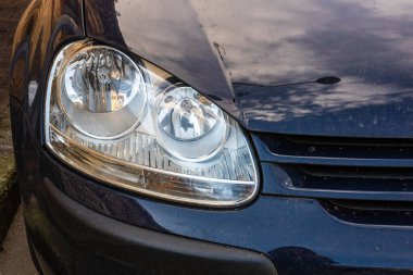 Ön manzara, Volkswagen Golf V 'in farları (beş). Bükreş, Romanya, 2020.