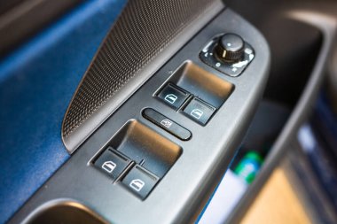 Yan kapıyı kapat. Pencere ayarlama düğmeleri, kapı kilidi..