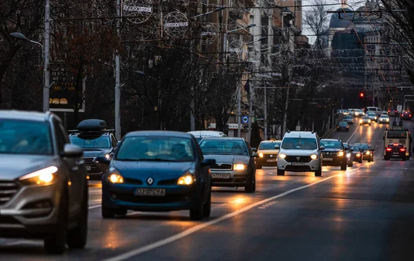 Şehrin şehir merkezinde trafik sıkışıklığında araba trafiği. Romanya 'nın başkenti Bükreş' te sabah ve akşam araba kirliliği, trafik sıkışıklığı