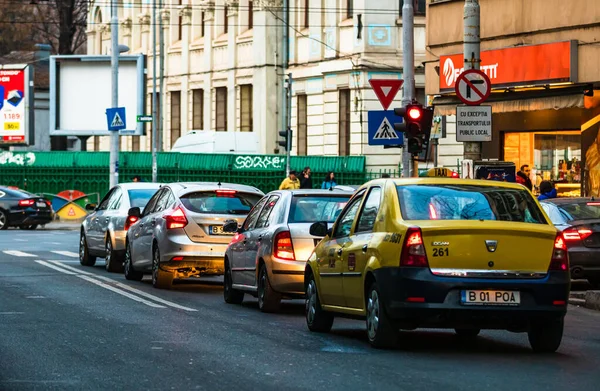 Şehrin şehir merkezinde trafik sıkışıklığında araba trafiği. Romanya 'nın başkenti Bükreş' te sabah ve akşam araba kirliliği, trafik sıkışıklığı