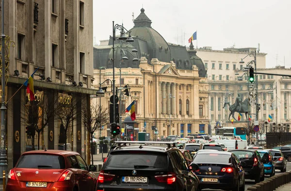 市区上下班高峰时间的车流 2020年罗马尼亚首都布加勒斯特的汽车污染 早晚交通堵塞 — 图库照片