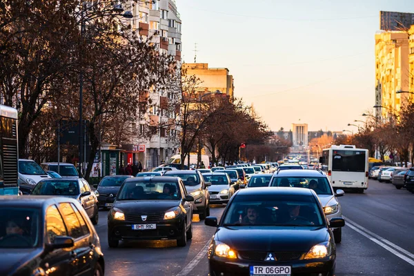 Şehrin şehir merkezinde trafik sıkışıklığında araba trafiği. Romanya 'nın başkenti Bükreş' te sabah ve akşam araba kirliliği, trafik sıkışıklığı
