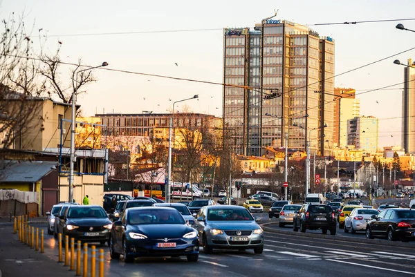 市内中心部のラッシュ時に車の交通 車の汚染 ルーマニア 2020年の首都ブカレストの朝と夜の交通渋滞 — ストック写真