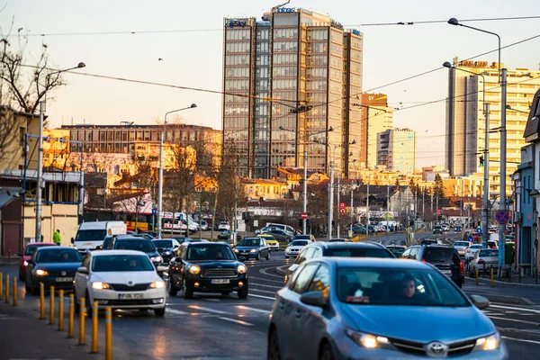 市内中心部のラッシュ時に車の交通 車の汚染 ルーマニア 2020年の首都ブカレストの朝と夜の交通渋滞 — ストック写真