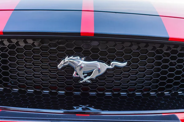 Modern araba Ford Mustang GT 'nin detayları. Araba logosu modern lüks teknoloji ve oto tamircisi. Bükreş, Romanya, 2020.