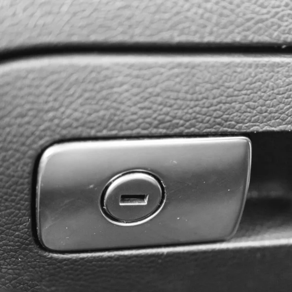 車の中の写真を閉じます 閉じた車のグローブボックスの鍵穴 — ストック写真