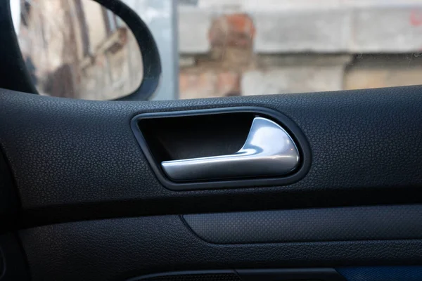 車の中の写真を閉じ ドアハンドルを隔離 — ストック写真