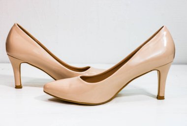 Beyaz arkaplanda izole edilmiş yüksek topuklu ayakkabılar..