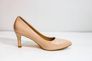 Beyaz arkaplanda izole edilmiş yüksek topuklu ayakkabılar..