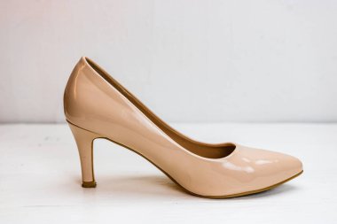 Beyaz arkaplanda izole edilmiş yüksek topuklu ayakkabılar..