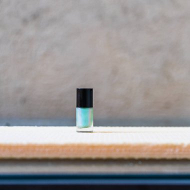 Renkli, parlak ve parlak tırnak cilası şişelerinin fotokopi alanı ile izole edilmiş fotoğrafını çek..