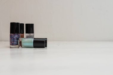 Renkli, parlak ve parlak tırnak cilası şişeleri beyaza izole edilmiş, fotokopi alanı ile. Renkli ojeli şişe koleksiyonu.