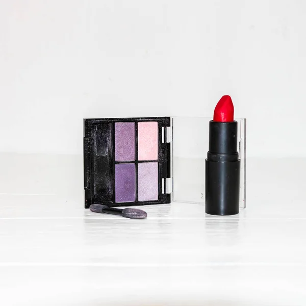Rode Lippenstift Kleurrijk Make Palet Geïsoleerd Witte Achtergrond Met Kopieerruimte — Stockfoto