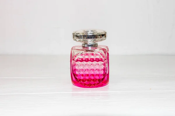 Elegancka Butelka Perfum Izolowana Białym Tle Przestrzenią Kopiowania — Zdjęcie stockowe