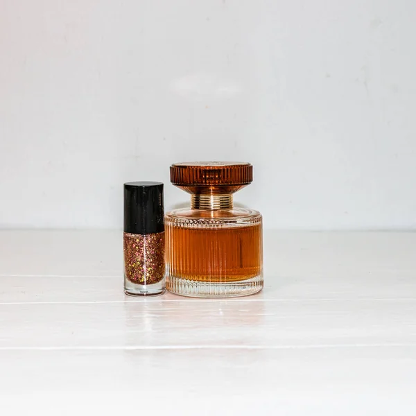Elegante Parfumfles Nagellak Geïsoleerd Witte Achtergrond Met Kopieerruimte — Stockfoto
