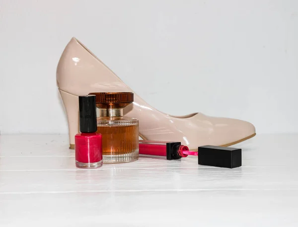 コピースペースと化粧品の美しさの製品と白の背景に隔離ベージュのハイヒールの靴 — ストック写真