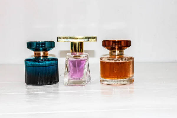 Elegante Parfumflesjes Geïsoleerd Witte Achtergrond Met Kopieerruimte — Stockfoto