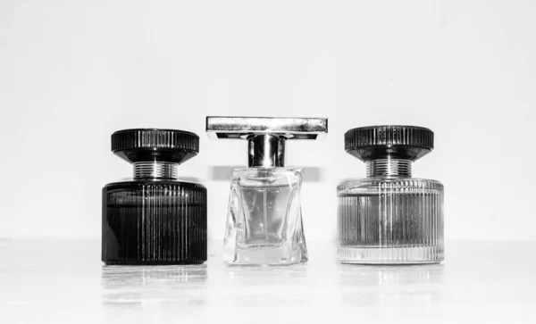 Elegantes Frascos Perfume Aislados Sobre Fondo Blanco Con Espacio Para — Foto de Stock