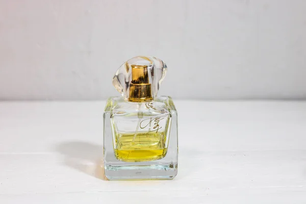 Elegante Parfümflasche Isoliert Auf Weißem Hintergrund Mit Kopierraum — Stockfoto