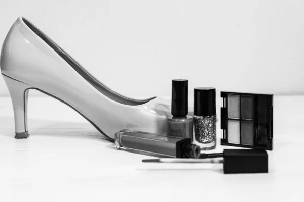 Beige Hoge Hakken Schoenen Geïsoleerd Witte Achtergrond Met Kopieerruimte Cosmetica — Stockfoto