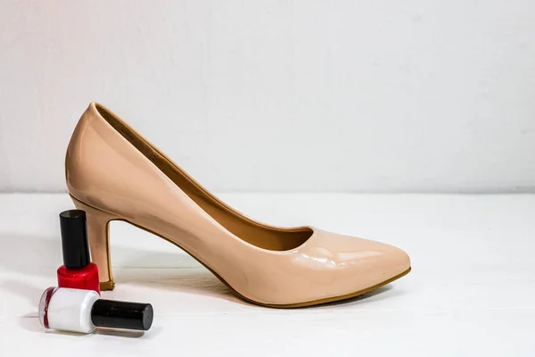 コピースペースと化粧品の美しさの製品と白の背景に隔離ベージュのハイヒールの靴 — ストック写真