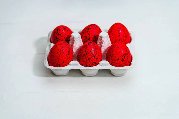 Kırmızı Siyah Renkli Yumurta Içeren Paskalya Seti Beyaz Arka Planda — Stok fotoğraf