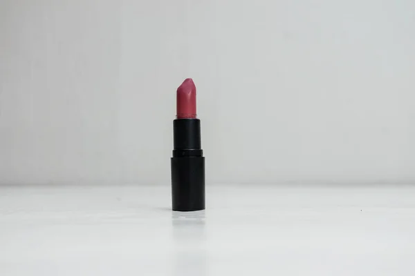 Lápiz Labial Colorido Aislado Blanco Con Espacio Para Copiar —  Fotos de Stock