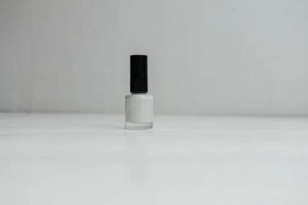 Branco Colorido Brilhante Esmalte Isolado Com Espaço Cópia — Fotografia de Stock