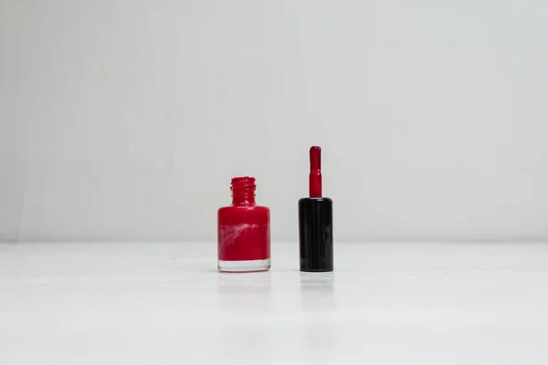 Rote Bunte Und Helle Nagellack Isoliert Mit Kopierraum — Stockfoto