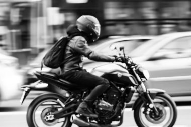 Bükreş, Romanya 'da 2020' de trafikte odaksız motosiklet hareket halinde. Motosikletin bulanık hareketi.