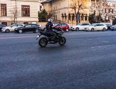 Romanya 'nın Bükreş kentinde 2020 yılında Kawasaki motosikleti trafikte..