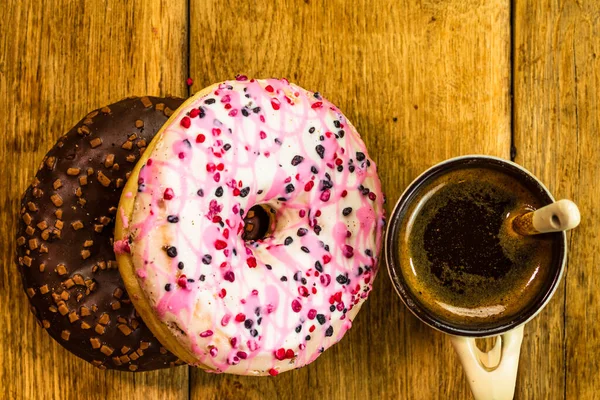 Donuts Coloridos Mesa Madeira Doce Açúcar Confeiteiro Alimentos Com Polvilhados — Fotografia de Stock