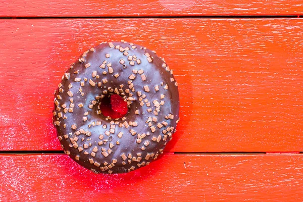 Красочные Пончики Красном Деревянном Столе Сладкая Глазурь Сахарная Пища Глазурованной — стоковое фото