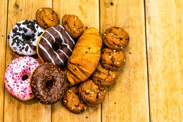 Kleurrijke Donuts Bladerdeeg Koekjes Houten Tafel Zoet Poedersuiker Met Geglazuurde — Stockfoto