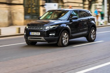Romanya 'nın Bükreş kentindeki trafikte Siyah Range Rover hareket halinde..