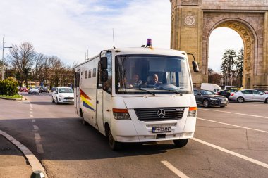 Bükreş şehir merkezindeki araba trafiği. Romanya 'nın başkenti Bükreş' te sabah ve akşam araba kirliliği, trafik sıkışıklığı
