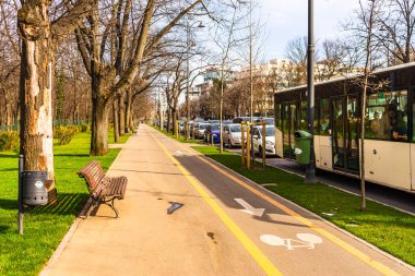 Bükreş şehir merkezindeki araba trafiği. Romanya 'nın başkenti Bükreş' te sabah ve akşam araba kirliliği, trafik sıkışıklığı
