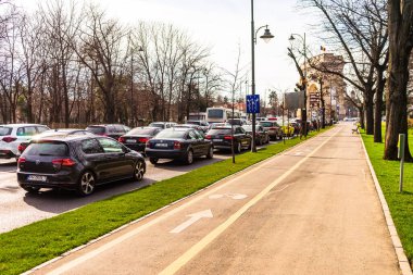Bükreş şehir merkezindeki araba trafiği. Romanya 'nın başkenti Bükreş' te sabah ve akşam araba kirliliği, trafik sıkışıklığı