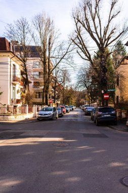 Bükreş şehir merkezindeki araba trafiği. Romanya 'nın başkenti Bükreş' te sabah ve akşam araba kirliliği, trafik sıkışıklığı