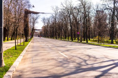 Bükreş şehir merkezindeki araba trafiği. Romanya 'nın başkenti Bükreş' te sabah ve akşam araba kirliliği, trafik sıkışıklığı
