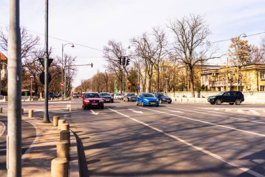 Bükreş şehir merkezindeki araba trafiği. Romanya 'nın başkenti Bükreş' te sabah ve akşam araba kirliliği, trafik sıkışıklığı