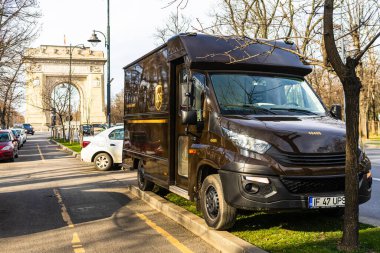 2020 'de Romanya' nın Bükreş kentindeki kaldırıma bir kargo kamyonu park etti. UPS dünya çapındaki en büyük paket dağıtım şirketlerinden biridir.
