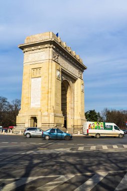 Romanya 'nın Bükreş kentindeki Zafer Kemeri' nde (Arcul de Triumf) araba trafiği ve yoğun şehir trafiği