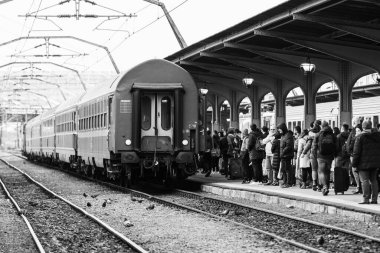 Bükreş 'teki Bükreş Kuzey Tren İstasyonu' nun (Gara de Nord Bükreş) tren peronunda tren bekleyen gezginler ve banliyö sakinleri, 2020