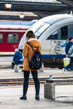 Romanya 'nın Bükreş kentindeki Bükreş Kuzey Demiryolu İstasyonu' nun (Gara de Nord Bükreş) tren peronunda bavul ve sırt çantası taşıyan gezginler ve banliyö yolcuları görülüyor.
