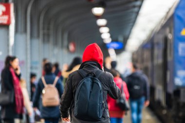 Bükreş, Romanya 'daki Bükreş tren istasyonunda (Gara de Nord Bükreş) sırt çantalı genç adam, 2020