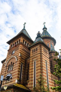 Timisoara, Romanya şehir merkezindeki Ortodoks metropol katedralinin mimarisi, 2020.