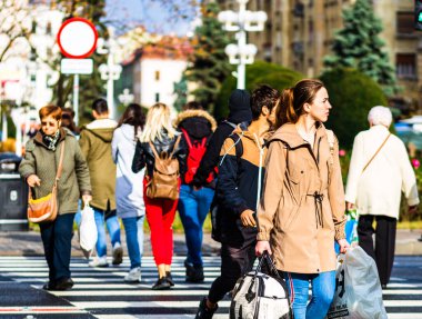 İnsanlar, yayalar Timisoara, Romanya 'nın şehir merkezindeki yeşil ışıkta karşıya geçiyor, 2020